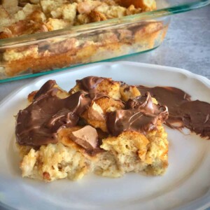 bread pudding with bananas with cinnamon and chocolate