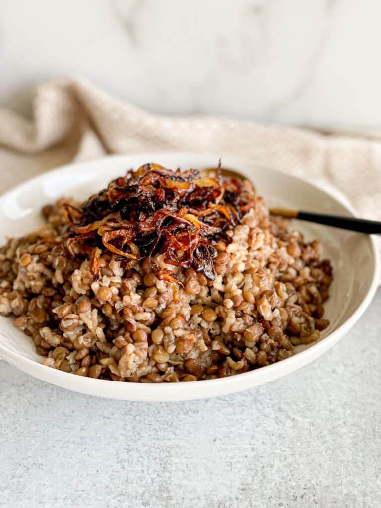 This traditional Lebanese Mujadaret Roz id budget friendly and packs all the good nutrients! A mixture of lentils, rice, and onions to keep you up for the day 