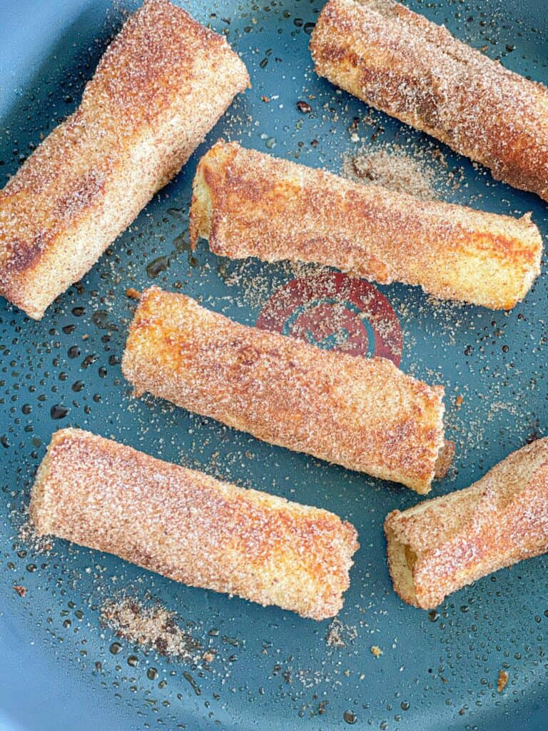 These Apple pie rolls are baked and coated with a mixture of cinnamon and sugar. Place with seam side down, these rolls present a perfect golden crispy layout for a amazing crunchy experience.
