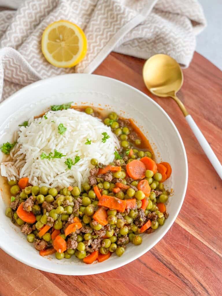 In this Pea and Carrot Stew (Bazella w Roz), peas and carrots are braised in a tasty, aromatic tomato sauce. The ground meat gives this stew a kick in terms of flavor. This stew is served on a bed of white rice.
