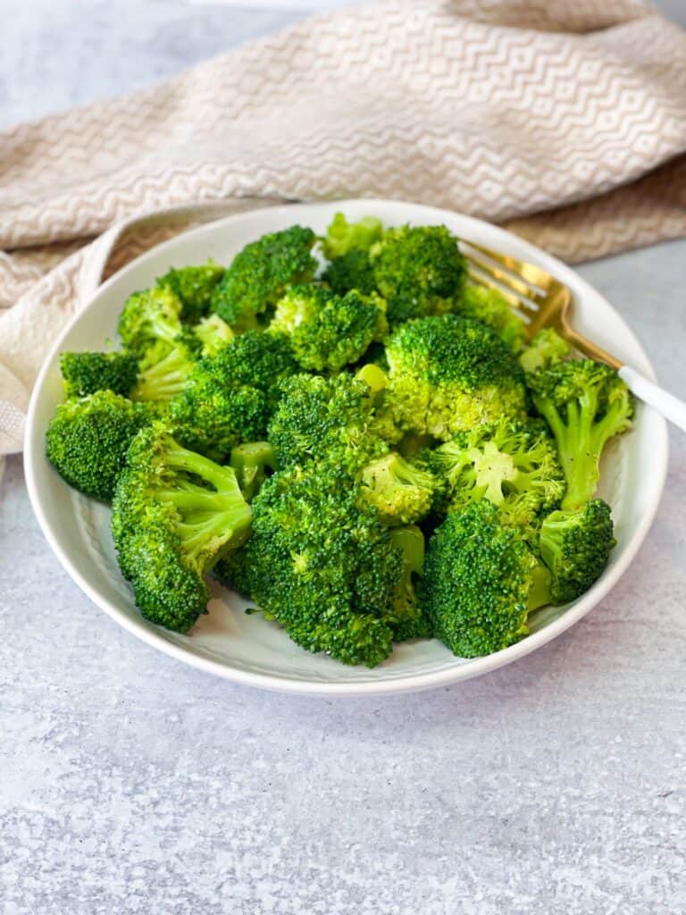 These vibrant green  broccoli florets are seasoned with olive oil, salt, and black pepper. You can serve them with pasta, salad, veggie burgers, proteins, and many other dishes. 