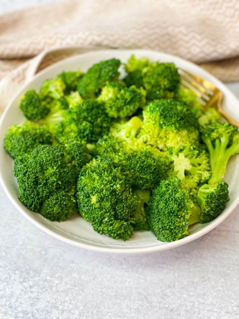This flavorful broccoli recipe is perfectly seasoned with olive oil and black pepper. Ten minutes and it's ready! It's delicious healthy and packed with nutrients.