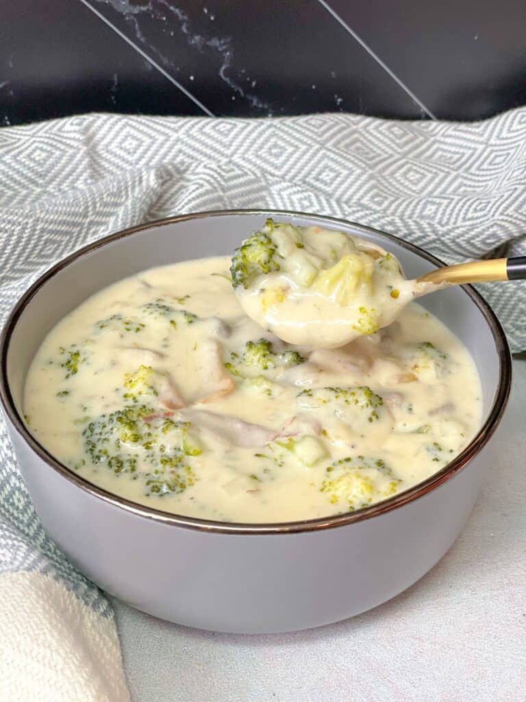 This Creamy Broccoli and Mushroom soup is best served with some garlic bread, and garnished with cheese, cream, or some fresh herbs.