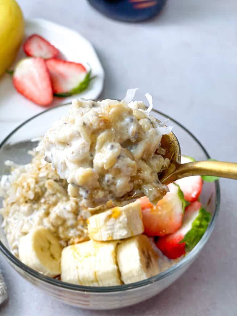 Taste the pleasant flavor of this oatmeal pudding with blossom water, bananas, strawberry, and drizzled honey.
