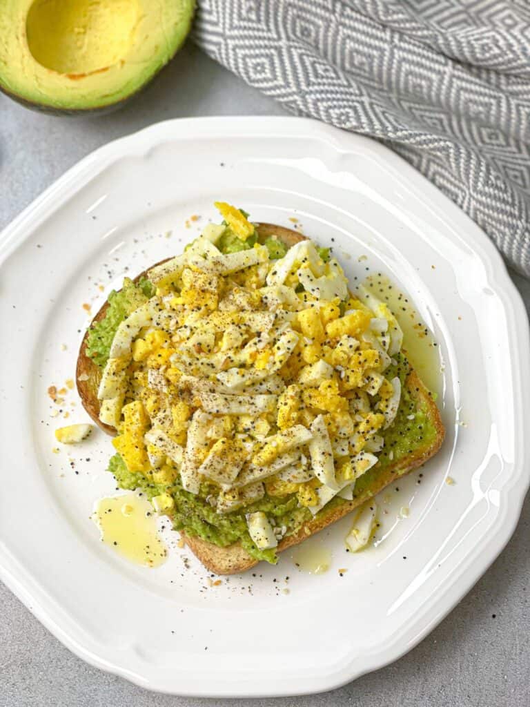 This delectable grated egg avocado toast is an excellent alternative to regular avocado toast. This is a good breakfast recipe that can also be eaten for dinner or lunch because it is high in good fats and proteins.