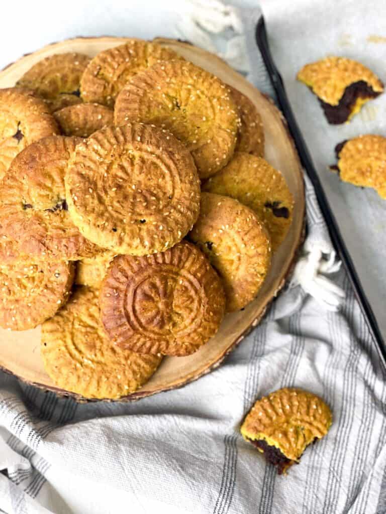Kaak El Eid are a delicious sweet bread seasoned with a delicious spice mix made up of anise, cloves, nutmeg, cinnamon, mahlab, sesame seeds, and a hint of caraway seed!