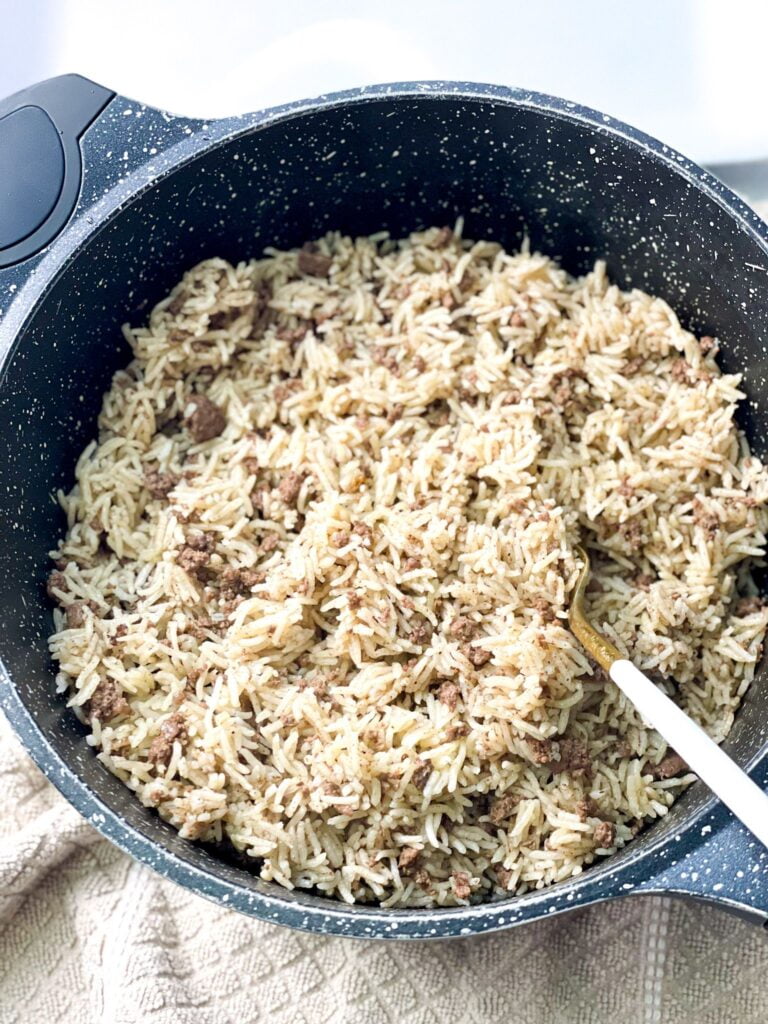 A pot of cooked rice with ground meat seasoned with seven spices