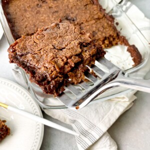Brownie Baked Oatmeal: A gluten-free and vegan twist on traditional baked oatmeal, featuring rich chocolate flavor reminiscent of brownies, perfect for a nutritious and indulgent breakfast or snack.
