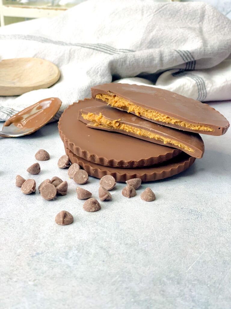Delicious peanut butter cups made with chocolate from the outside and a a buttery peanut butter filling from the inside.