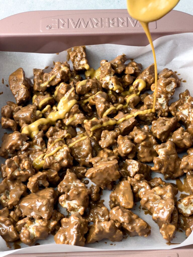 Add an extra kick to your rice cake bites with this peanut butter drizzle.