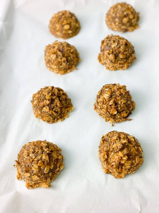 A smooth combo of healthy components as peanut butter, pumpkin puree and spice, oats, and honey generates delicious bites that need no baking.