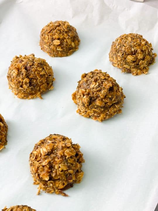 With these yummy bites, you can experience eating all natural and healthy pumpkin spice energy balls.