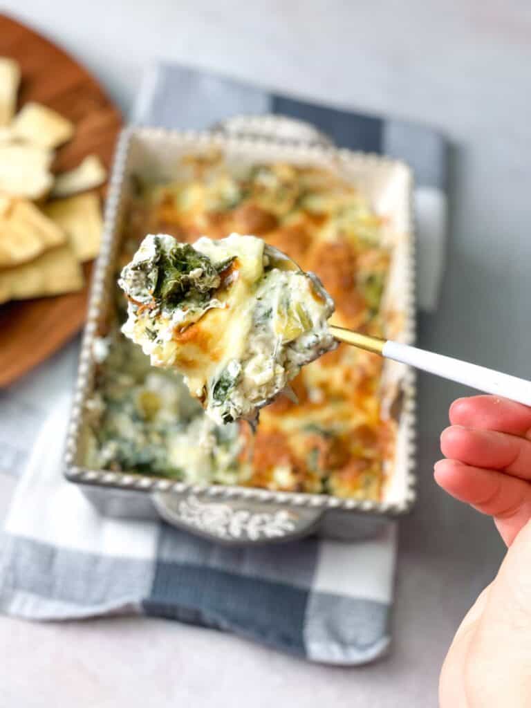 This 5-ingredient spinach artichoke dip is a perfect party food! Enjoy a creamy and cheesy dip with your loved ones.