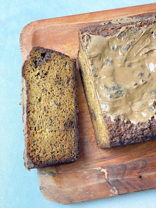 One slice of this divine almond flour banana cake is enough to make you enjoy its richness. Baked from healthy ingredients and coated with chocolate, this cake is guaranteed to make you eat cakes guilt-free.