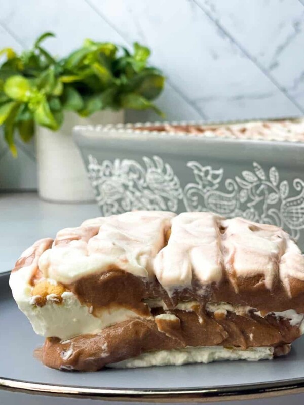 This No Bake Graham Crackers Coffee cake recipe presents a wild combination of Graham Crackers, whipping cream, chocolate pudding, and coffee.