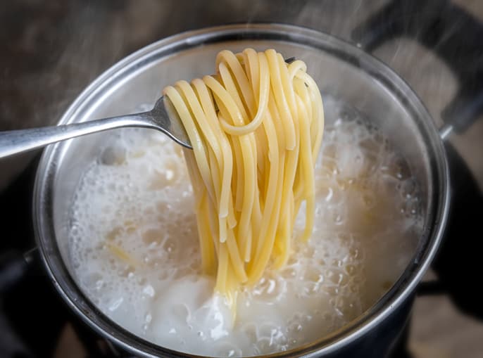Boiling leftover noodles is one of the best ways to reheat it.