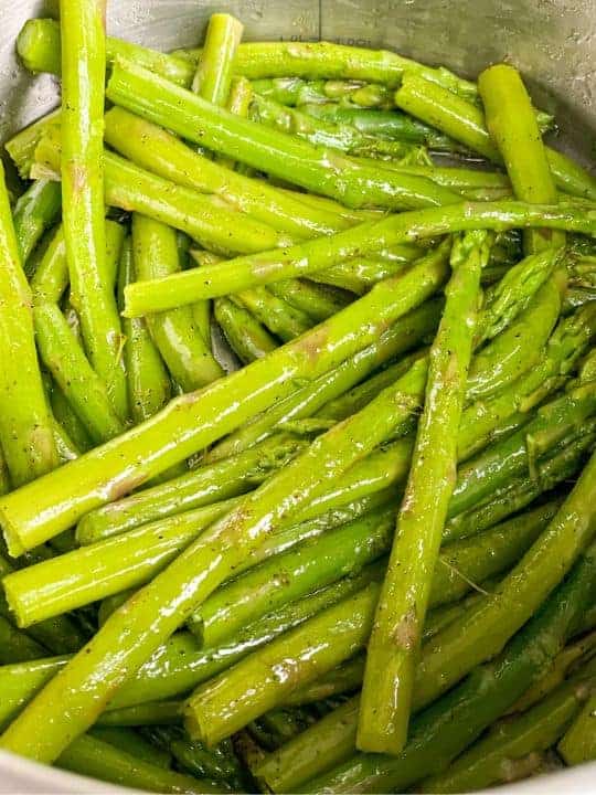 perfectly seasoned with black pepper and salt, this cooked and boiled asparagus will be your go-to healthy side dish at any occasion