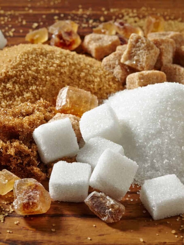 Cubes of brown and white sugar