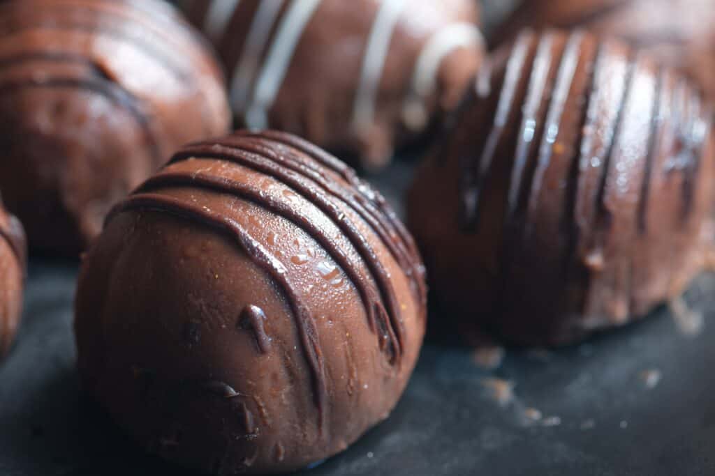 You can choose how to shape and cost these 2 ingredient chocolate truffles just as you like! 