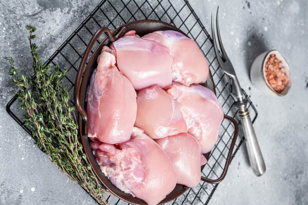 How to Debone A Chicken Thigh in a few simple steps, making delicious dishes for the family. 