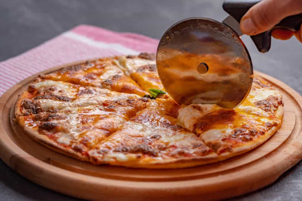 Using the right pizza utensils to achieve perfect slices with a pizza wheel and a great crust