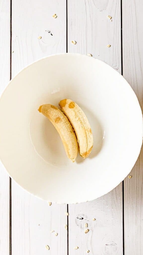 A bowl that contains bananas for the oatmeal bars. 