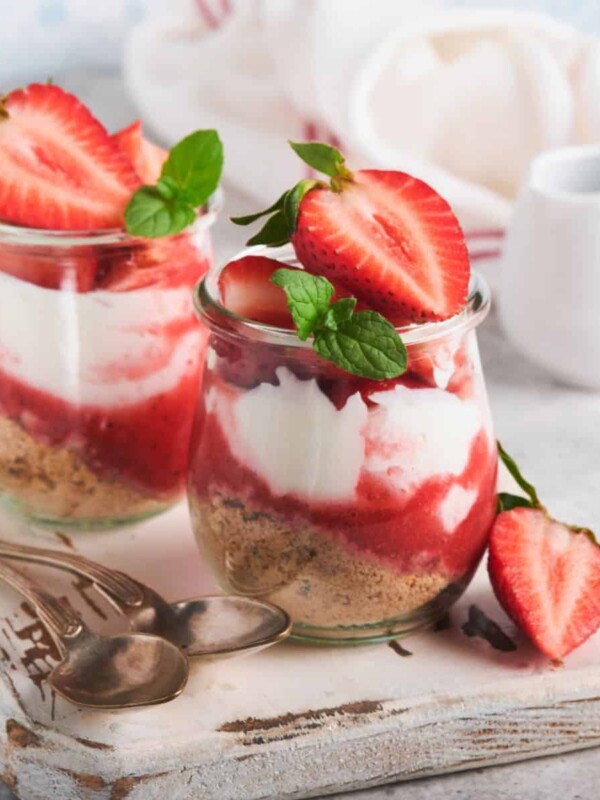 An easy dessert that combines the creaminess of pudding, the richness of cheesecake, and the crunchiness of parfait. This no-bake treat is perfect for those who want a quick and hassle-free dessert option.