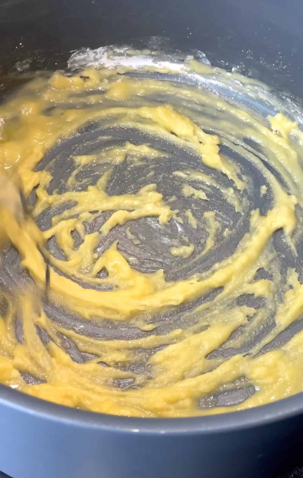 Mixing the flour, egg yolk and oil together in a bowl