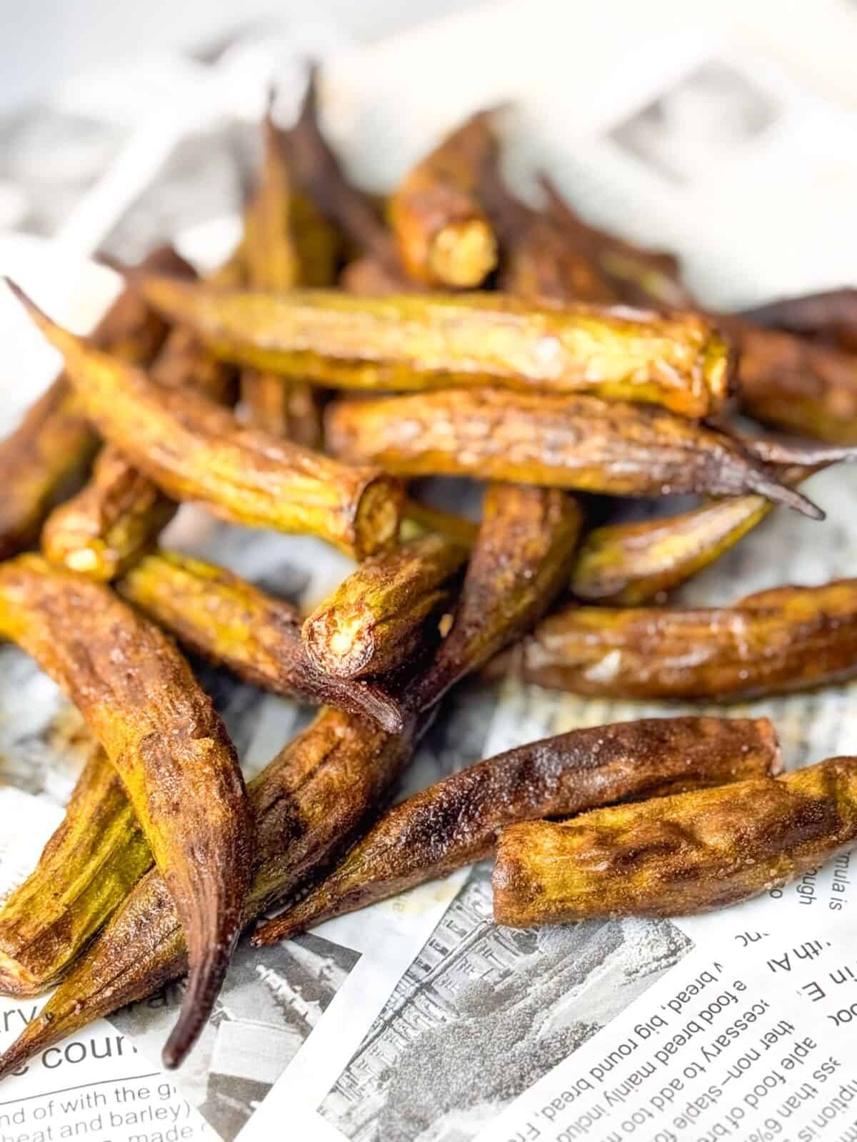 Best Air Fryer Okra Recipe Close-up of crunchy air-fried okra pods with golden edges, made without breading.