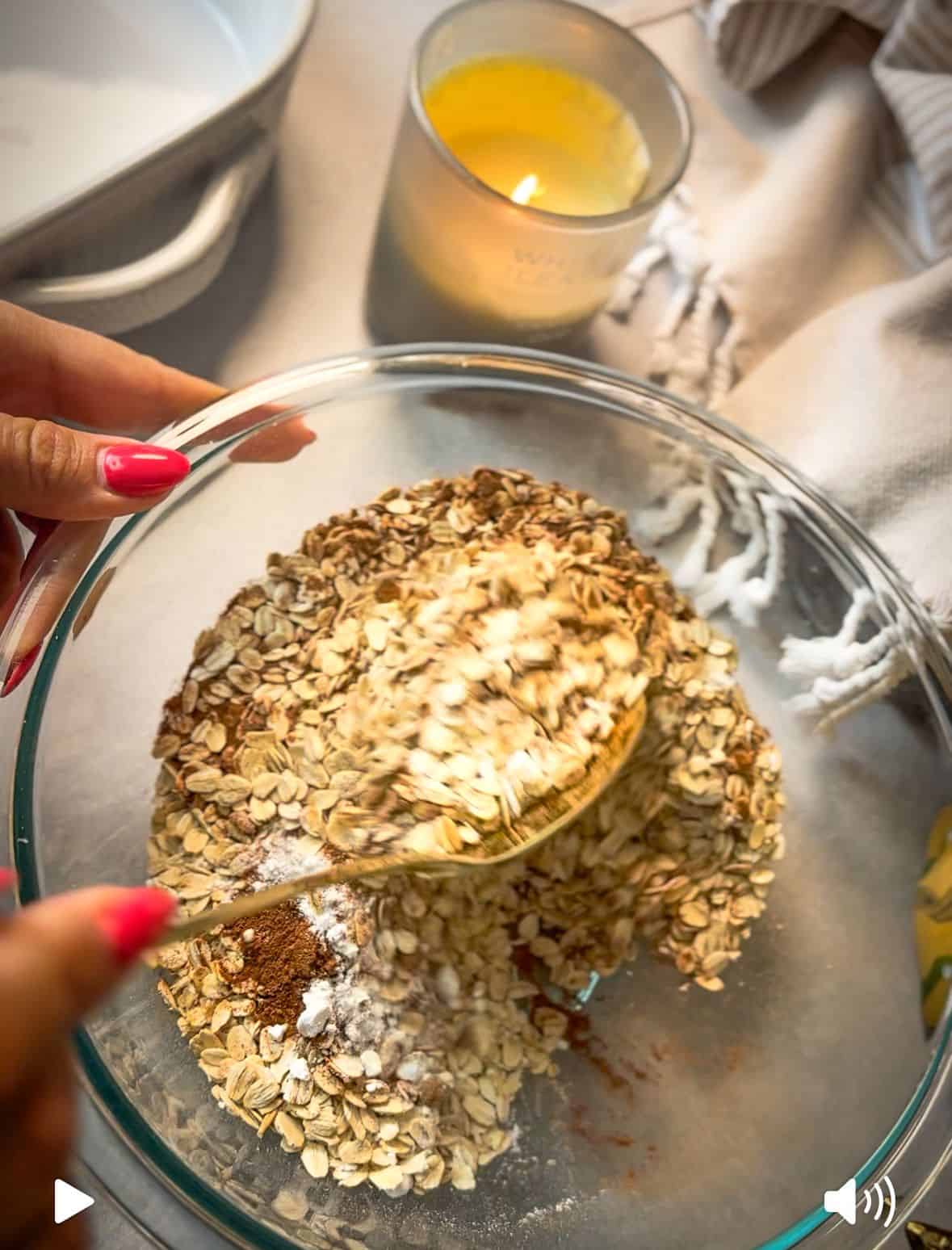 How to Make Apple Cinnamon Baked Oatmeal 2. In a large bowl, whisk rolled oats, cinnamon, nutmeg, baking powder, and salt